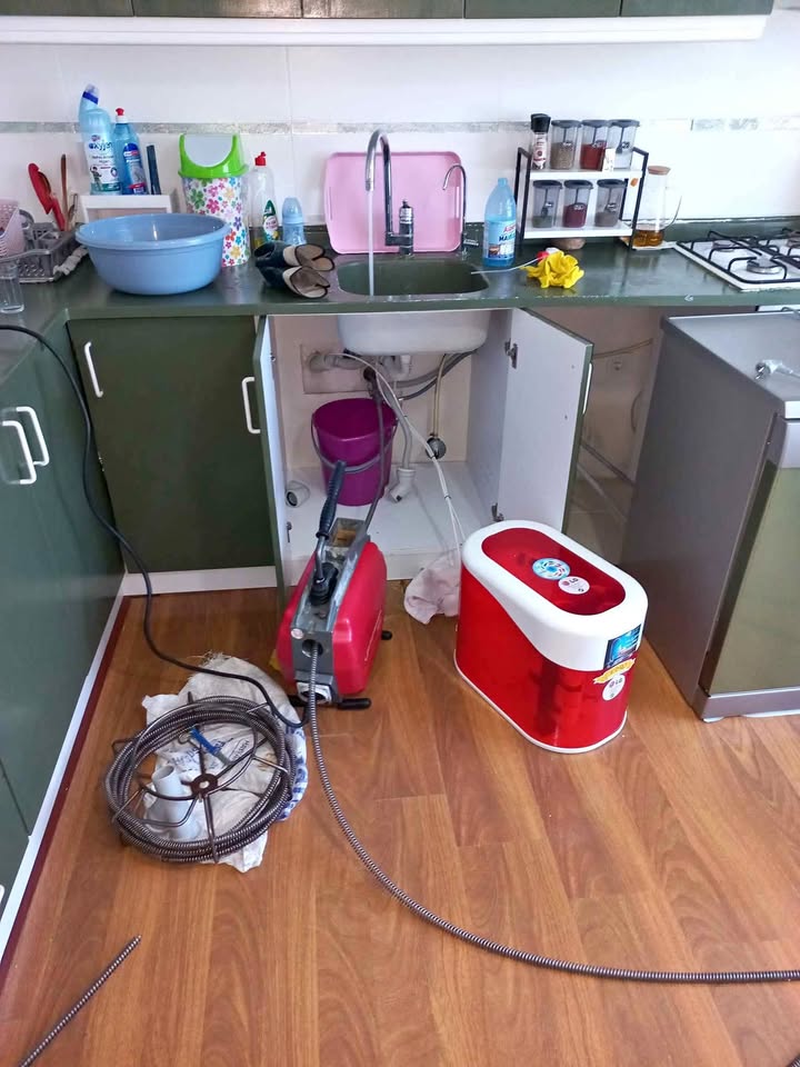 Tıkalı lavabo açma işlemi